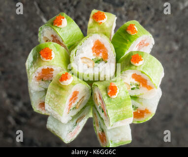 Rolle mit Lachs, Frischkäse und Muttern Stockfoto