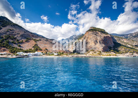 Panoramablick auf Kreta (Griechenland) Bergen des Libyschen Meer. das Fahren mit einem Boot entlang von Samaria Schlucht in Richtung Loutro Dorf. Im Hintergrund vill Stockfoto