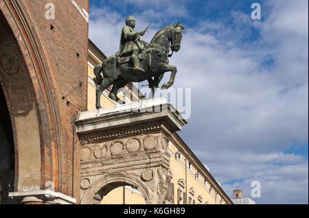 Bronzestatue von Marquis Niccolo III d´Este im Palazzo Municipale, Ferrara, Italien Stockfoto