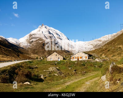 Nufenenpass, Schweiz: Herbst Landschaft mit weißen Spitzen von frischem Schnee Stockfoto