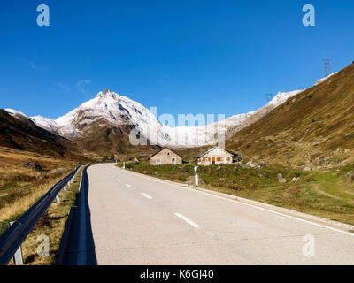 Nufenenpass, Schweiz: Herbst Landschaft mit weißen Spitzen von frischem Schnee Stockfoto