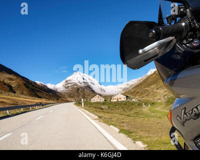 Nufenenpass, Schweiz: Herbst Landschaft mit weißen Spitzen von frischem Schnee Stockfoto