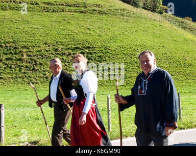 Berner Oberland, Schweiz - Oktober 4, 2016: wanderimkerei mit traditionellen Kleider mit Kühe mit Glocken und Blumen dekoriert. Stockfoto