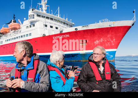 G Abenteuer Expedition Cruise Ship Passagiere Beobachten von Wildtieren auf See auf einem Tagesausflug in Zodiac Beiboot in der Norwegischen See im Sommer 2017. Troms Norwegen Stockfoto