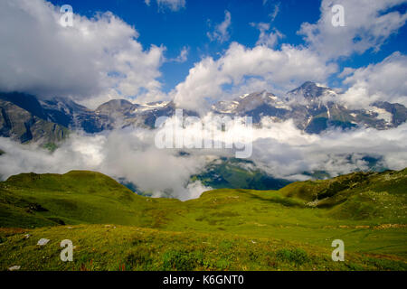 Luftaufnahme unten in die trübe Salzachtal vom Gipfel des Großglockner Hochalpenstraße Stockfoto