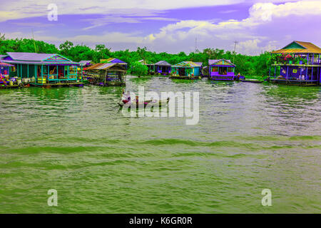 Siem Reap, Kambodscha - 2. September 2017: eine Frau Rudern ein Boot mit einem Kind am Tonle Sap See in einem schwimmenden Dorf in Siem Reap, Kambodscha. Stockfoto