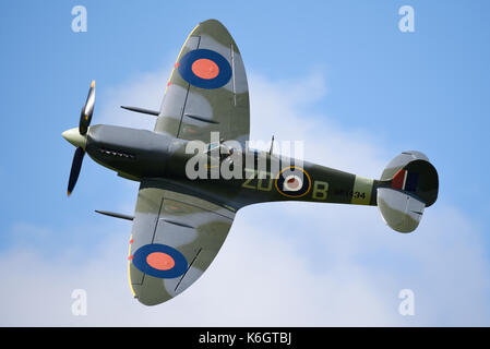 Supermarine Spitfire IX MH434 fliegt beim Goodwood Revival 2017 Stockfoto