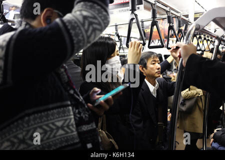 Tokio, Japan - Dezember 2016 - Unbekannter Mädchen schlafen im Zug unterwegs Stockfoto