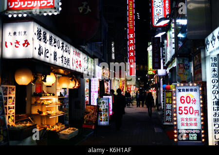 SHINJUKU, Tokyo, Japan - Dezember 2016 - Blick auf eine kleine Straße in Shinjuku bei Nacht Stockfoto