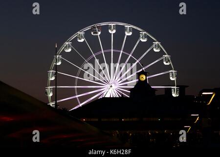 Eine Ansicht von Bournemouth Big Wheel vom Pier in der Nacht Stockfoto