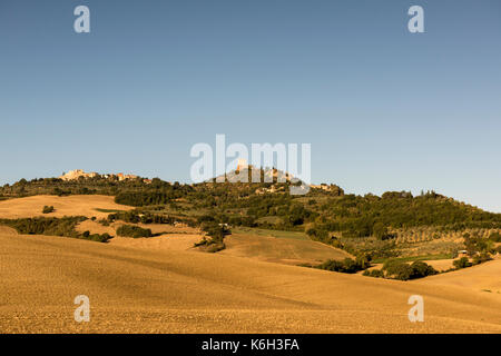 Ein Blick in Richtung Rocca d'Orcia in der Toskana, Italien, Europa EU Stockfoto