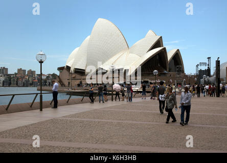 Einheimische und Touristen zu Fuß im Sydney Opera House Sydney Landmark Australia Stockfoto