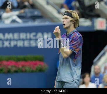 New York, NY, USA - September 6, 2017: Andrej Rublev von Russland reagiert während der Match gegen Rafael Nadal aus Spanien bei uns Offene Meisterschaften an Billie Jean King National Tennis Center Stockfoto