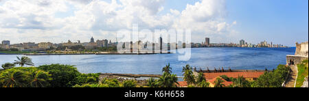 Die Skyline von Havanna ab dem Castillo de los Tres Reyes del Morro gesehen Stockfoto