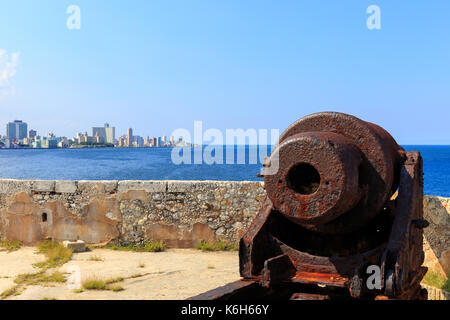 Die Skyline von Havanna ab dem Castillo de los Tres Reyes del Morro gesehen Stockfoto