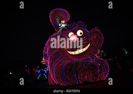 Tokyo Disneyland Lichtshowparade Dreamlights im Tokyo Disneyland, wo alle ihre Lieblings-Disney-Figuren zum Leben auf Parade kommen schwimmt Stockfoto