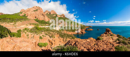 Var - Frankreich Panorama de 12 Fotos. Le Massif de l'Esterel est un-Massivs volcanique situé dans le sud de la France, Au bord de la Mer Méditerranée. Stockfoto