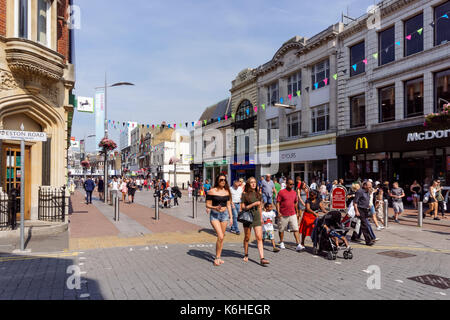 Menschen an der High Street in Southend-on-Sea, Essex, England, Vereinigtes Königreich, Großbritannien Stockfoto