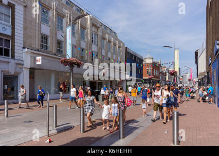 Menschen an der High Street in Southend-on-Sea, Essex, England, Vereinigtes Königreich, Großbritannien Stockfoto