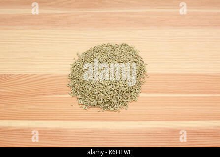 Haufen von getrocknetem Fenchel Samen auf einer hölzernen Hintergrund, Kiefer Holz Stockfoto
