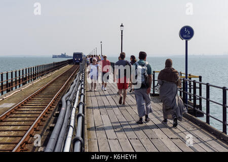 Die Menschen genießen Sie sonnige Tage auf der Southend Pier, Southend-on-Sea, Essex, England, Vereinigtes Königreich, Großbritannien Stockfoto