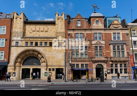 Whitechapel Gallery und der Eingang zur U-Bahnstation Aldgate East, London England United Kingdom UK Stockfoto