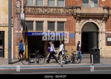 Whitechapel Gallery und der Eingang zur U-Bahnstation Aldgate East, London England United Kingdom UK Stockfoto