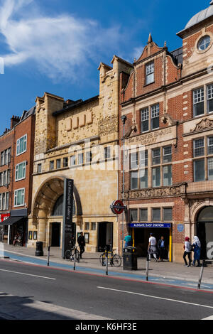 Whitechapel Gallery und der Eingang zur U-Bahnstation Aldgate East, London England United Kingdom UK Stockfoto