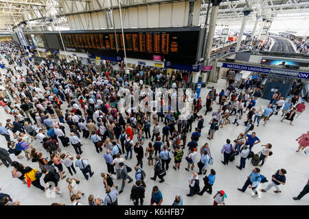 Passagiere in der Waterloo Station Concourse warten auf verspätete Züge, London, England, Vereinigtes Königreich, Großbritannien Stockfoto