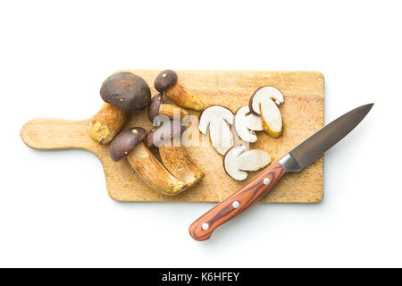 In Scheiben geschnittene Steinpilze Pilze auf Schneidebrett und Messer. Leckeres Essen Pilze. Stockfoto