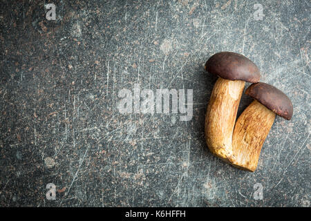 Frischen Steinpilzen auf alten Küchentisch. Leckeres Essen Pilze. Stockfoto