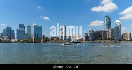 Blick über die Themse in Richtung Canary Wharf und Pappel, London, England, Vereinigtes Königreich, Großbritannien Stockfoto