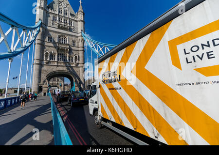 Evening Standard Lieferung Lkw auf der Tower Bridge in London, England Vereinigtes Königreich Großbritannien Stockfoto