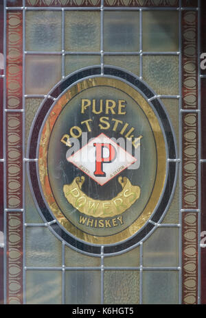 Befugnisse Pure Pot Still Whiskey Glasfenster in Drogheda, Louth, Irland Stockfoto