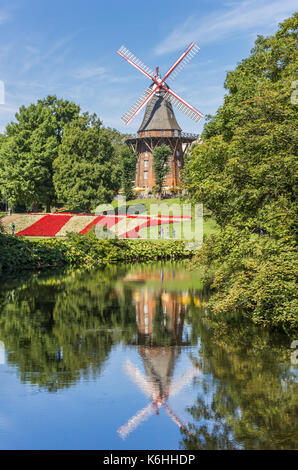 Historische Windmühle mit Spiegelung im Wasser in Bremen, Deutschland Stockfoto