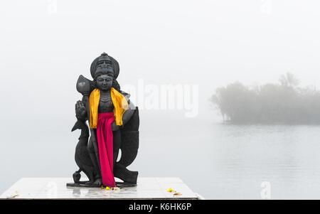 Hindu staue in einem Tempel (Grand Bassin), in den Tag mit Nebel, erstellen Sie mystische Atmosphäre. Mauritius Stockfoto