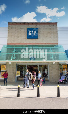 Kunden außerhalb des Gap Stores im Kew Retail Park, Richmond, Surrey, London, TW9, VEREINIGTES KÖNIGREICH. Stockfoto