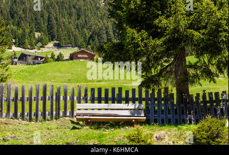 Holzbank in den Bergen. Ridnauntal, Südtirol, Italien Stockfoto