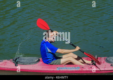 Aranjuez, Madrid, Spanien. 10. September, 2017. Ein Mann üben Kajak durch den Fluss Tejo in Aranjuez, Spanien. Stockfoto