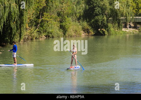 Aranjuez, Madrid, Spanien. 10. September, 2017. Zwei Personen üben Paddle Surf vom Fluss Tagus rver in Aranjuez, Spanien. Stockfoto