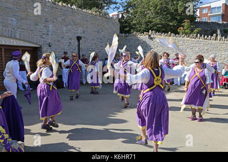 Fleur de Lys Tänzer, Swanage Ruderverein, Swanage Folk Festival 2017, Isle of Purbeck, Dorset, England, Großbritannien, USA, UK, Europa Stockfoto