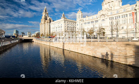 Liverpool, England, Großbritannien - 7 November 2016: Sonne scheint auf den iconic Liverpool docklands Waterfront, mit dem Royal Liver, Cunard, und der Hafen von liverpoo Stockfoto