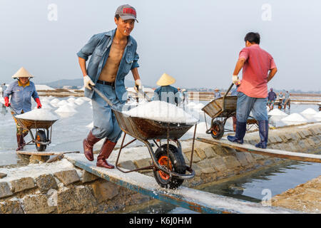 NHA TRANG, VIETNAM - 4/12/2016: Ein Mann arbeitet an der Hon Khoi Salz Felder in Nha Trang, Vietnam. Stockfoto