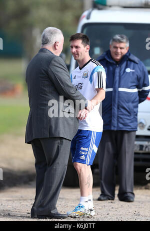 BUENOS AIRES, ARGENTINIEN - APRIL 2014 - Lionel Messi (Argentinien) mit Julio Grondona (Präsident der AFA) in das Training der Nationalmannschaft vor dem Stockfoto