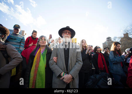 WASHINGTON SQUARE PARK, NEW YORK, USA - MÄRZ 2017 - Nicht identifizierte Personen in den Washington Square Park für den internationalen Frauentag wieder vereint Stockfoto