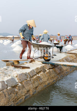 NHA TRANG, VIETNAM - 4/12/2016: Frauen an der Hon Khoi Salz Felder in Nha Trang, Vietnam. Stockfoto