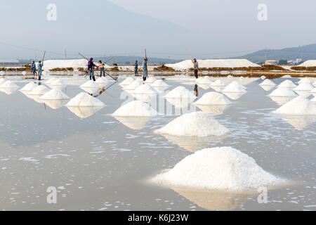 NHA TRANG, VIETNAM - 4/12/2016: Hon Khoi Salz Felder in Nha Trang, Vietnam. Stockfoto