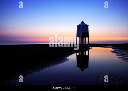 Der Burnham-on-Sea, Großbritannien niedrig Leuchtturm in der Dämmerung kurz nach Sonnenuntergang. In einem großen Pool mit Meerwasser am Strand nieder. Eine bunte, ruhige Szene Stockfoto