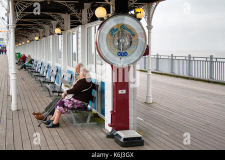 Eine altmodische, stand auf, Münzautomaten, Waage am Ende auf einem englischen Meer Pier Stockfoto