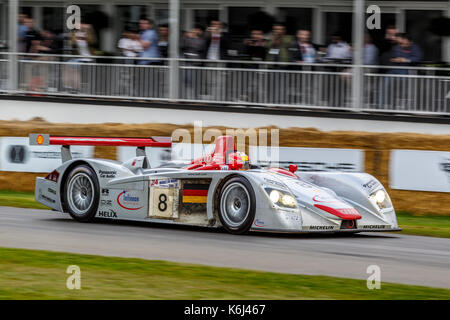 2000 Audi R8 Le Mans Racer mit Pilot Tom Kristensen am 2017 Goodwwod Festival der Geschwindigkeit, Sussex, UK. Stockfoto